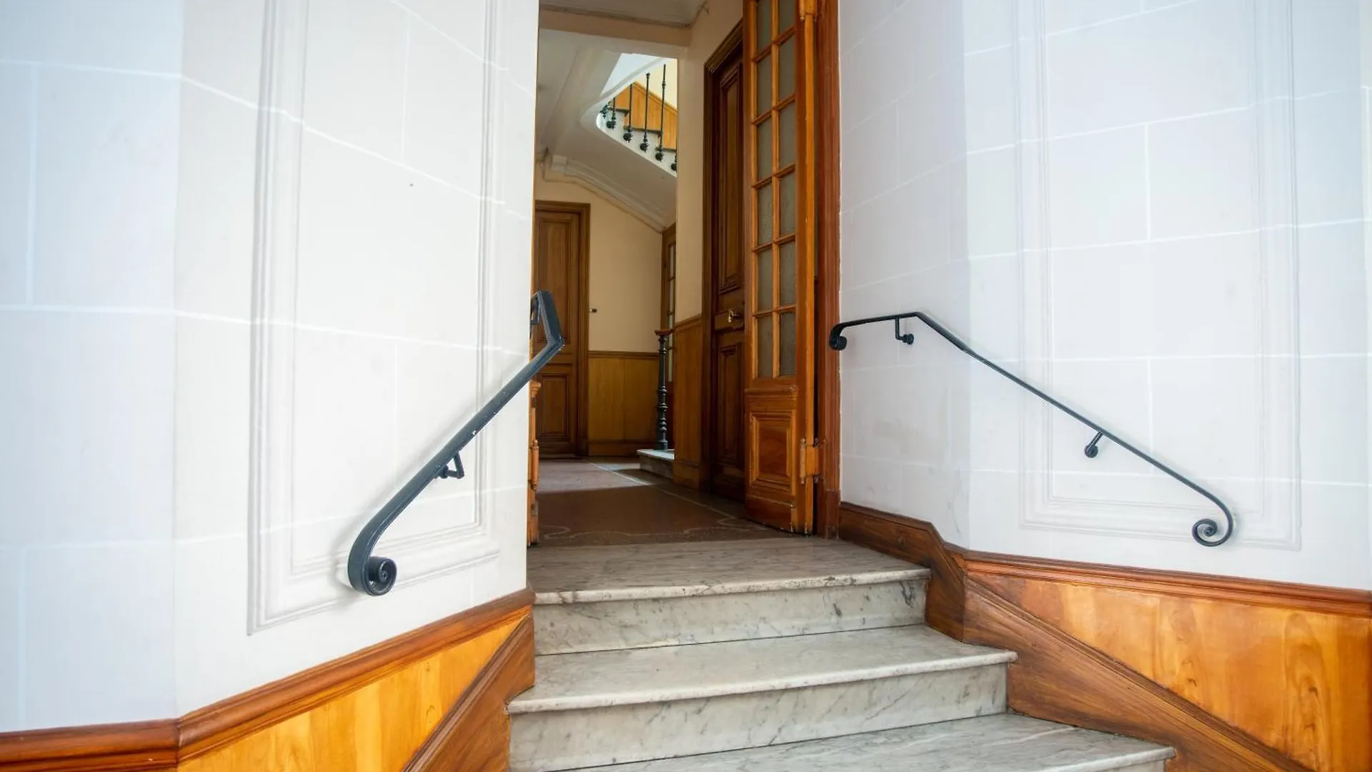 Authentic Nice Apartment - Sunny Terrace - Happy Rentals